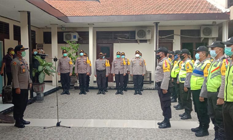 Personel Polsek Sukolilo saat apel persiapan pengamanan pilkada. 