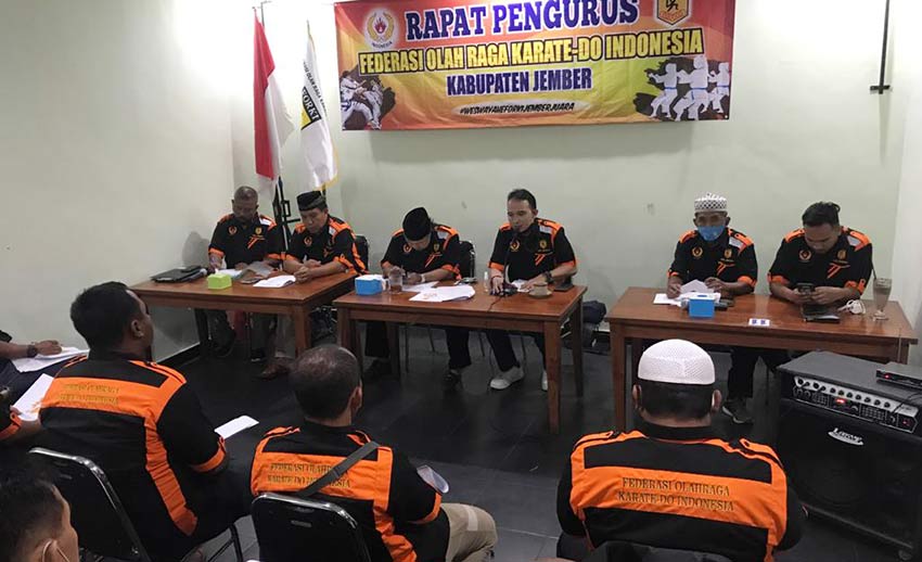 Rapat pengurus Forki Jember membahas persiapan Porprov Jatim 2020, Selasa (15/6) malam.