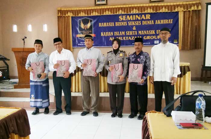 Risky Sembada Owner Al Multazam group saat memberikan materi seputar ibadah Haji dan Umroh di gedung BBI Trenggalek. foto: HERMAN/ BANGSAONLINE