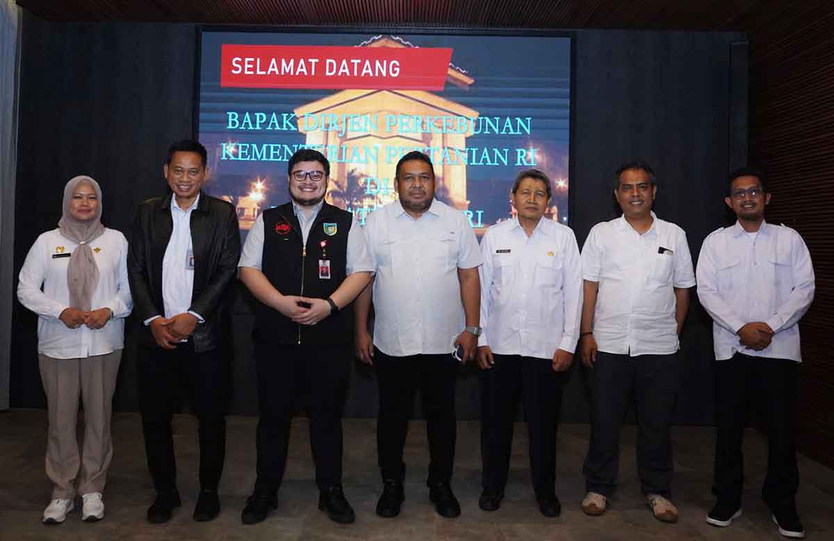Bupati Kediri, Hanindhito Himawan Pramana (pakai rompi), dan Dirjen Perkebunan Kementerian Pertanian, Andi Nur Alamsyah (tengah) usai pertemuan. Foto: Ist