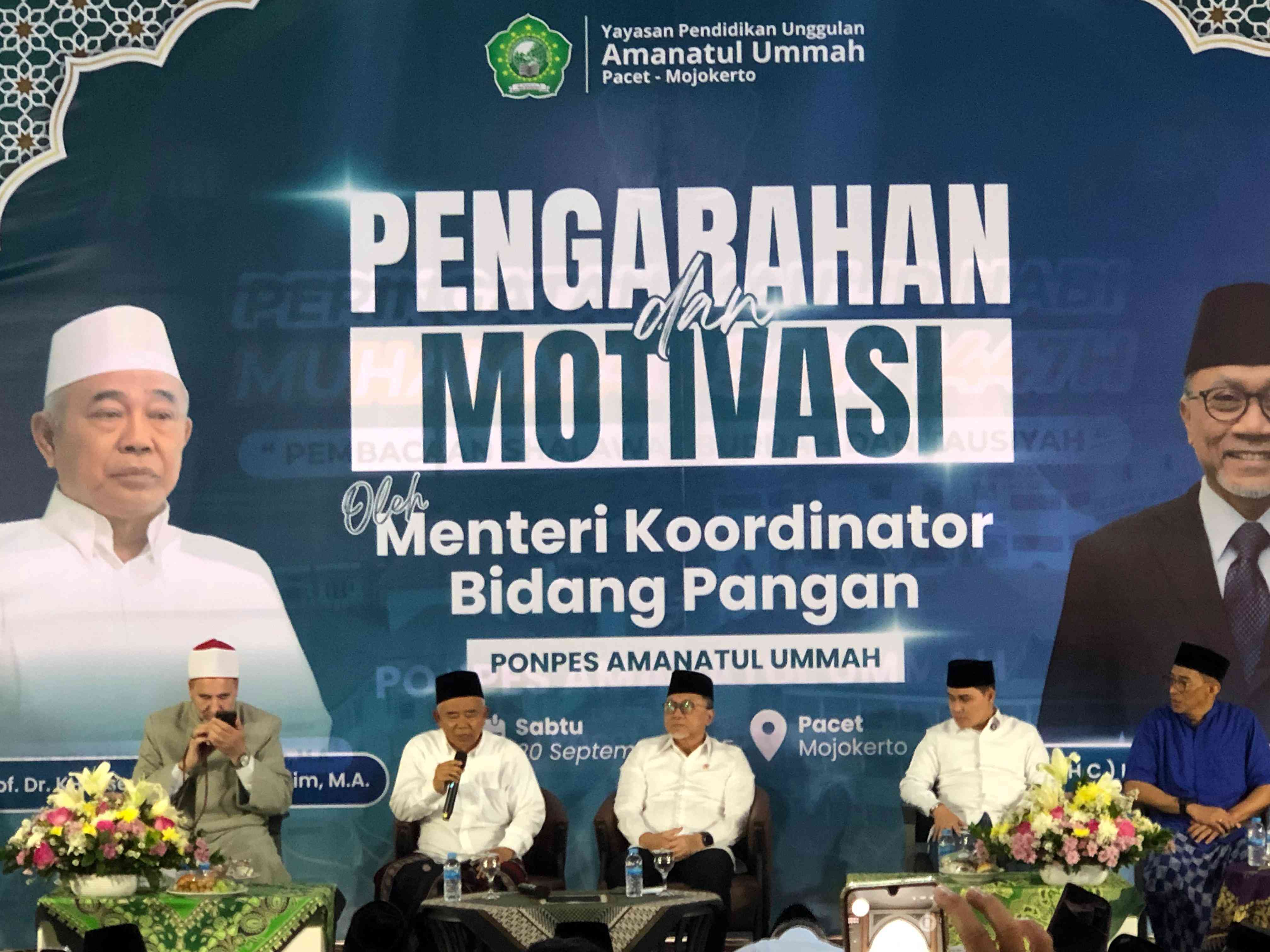 DARI KE KANAN: Dr Ir H. Riski Sadig, Dr Muhammad Al Barra (Gus Bara), Zukifli Hasan, Prod Dr KH Asep Saifuddin Chalim, dan Syaikh Ahmad Muhammad Mabruk dalam acara pengarahan dan motivasi Menteri Koordinator bidang Pangan Zulkifli Hasan di Masjid Raya KH Abdul Chalim Ponok Pesantren Amanatul Ummah Pacet Mojokerto, Sabtu (20/5/2025). Foto: MMA/bangsaonline