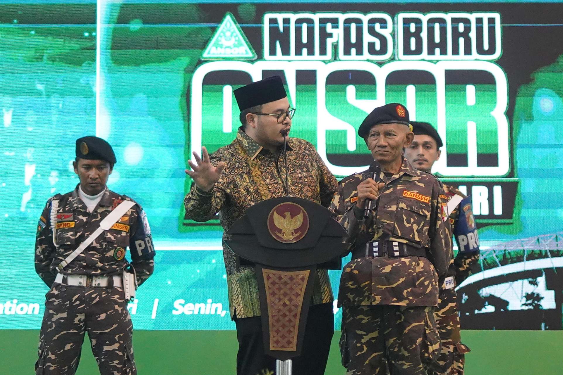Bupati Kediri Hanindhito Himawan Pramana saat berdialog dengan Ahmad Sodikin, yang usianya sudah 64 tahun.
