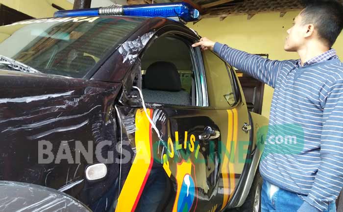 Mobil Patroli Polsek Wonosalam Tertimpa Longsoran