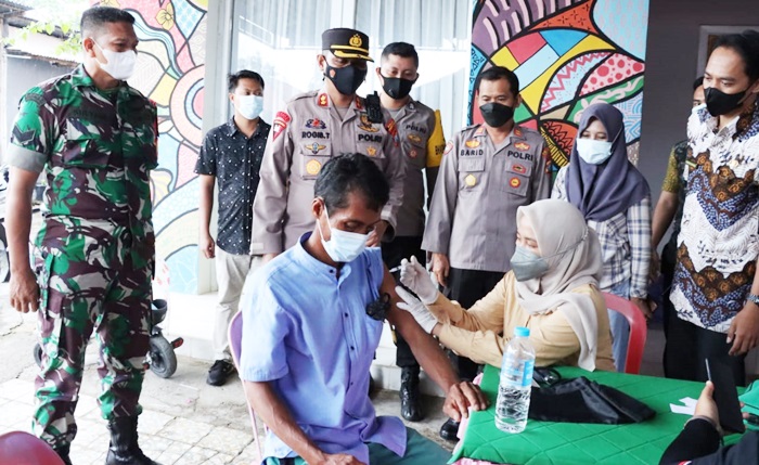 Kapolres Pamekasan AKBP Rogib Triyanto meninjau Vaksinasi Serentak Indonesia di kediaman Kades Pagendingan, Kecamatan Galis, Kabupaten Pamekasan.