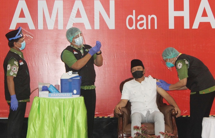 Bupati Pasuruan saat disuntik vaksin Covid-19 tahap II, Kamis (11/2).