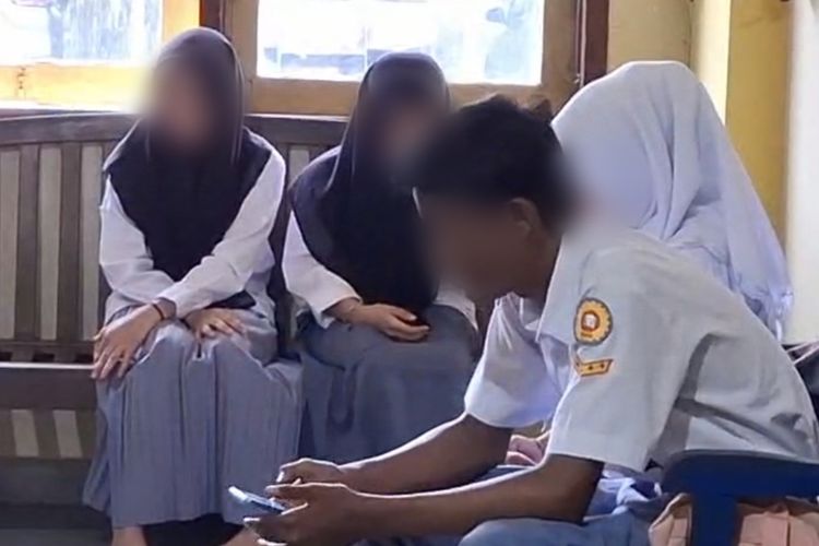 Para pelajar yang terjaring razia saat diamankan di kantor Satpol PP Bangkalan