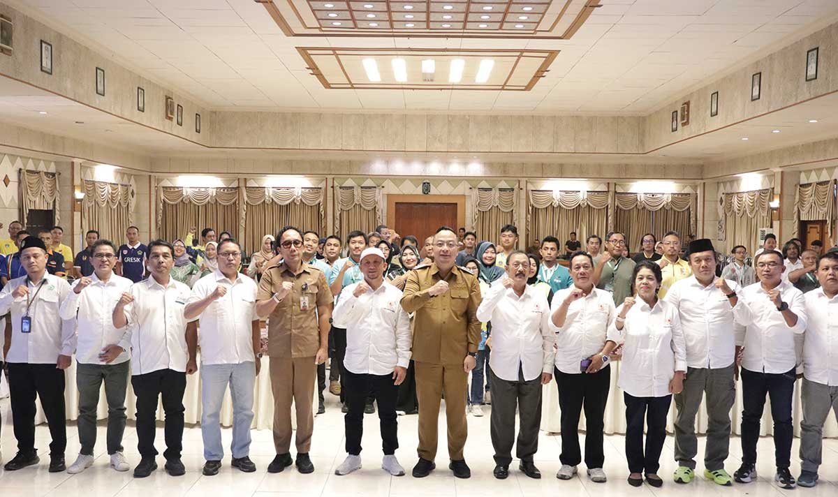 Wakil Bupati Gresik bersama peserta Bimtek LPj Keuangan KONI. Foto: Ist