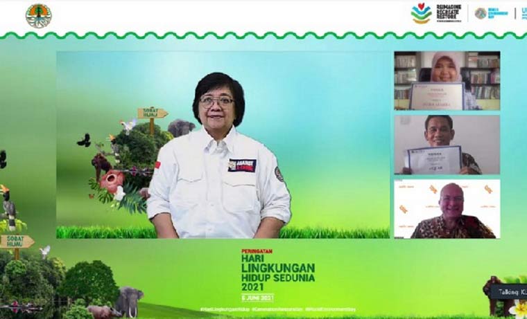 Menteri Lingkungan Hidup dan Kehutanan Republik Indonesia, Siti Nurbaya Bakar bersama Direktur Nuffic Neso Indonesia, Peter van Tuijl mengumumkan dua pemenang Climate Adaptation Challenge (CAC) 2021 secara virtual. 
