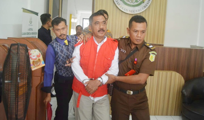 Jairrudin saat dikirim ke Rutan Medaeng, Surabaya. foto: SYUHUD A/BANGSAONLINE
