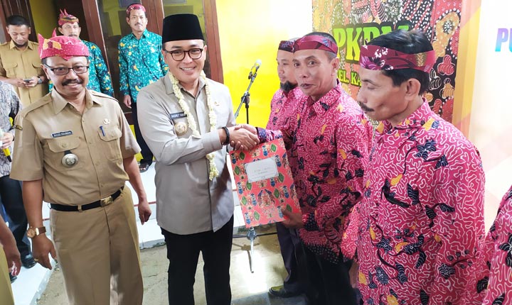 Bupati Baddrut Tamam saat meresmikan PKPM sekaligus mengukuhkan RT se-Kelurahan Kangenan Kabupaten Pamekasan.