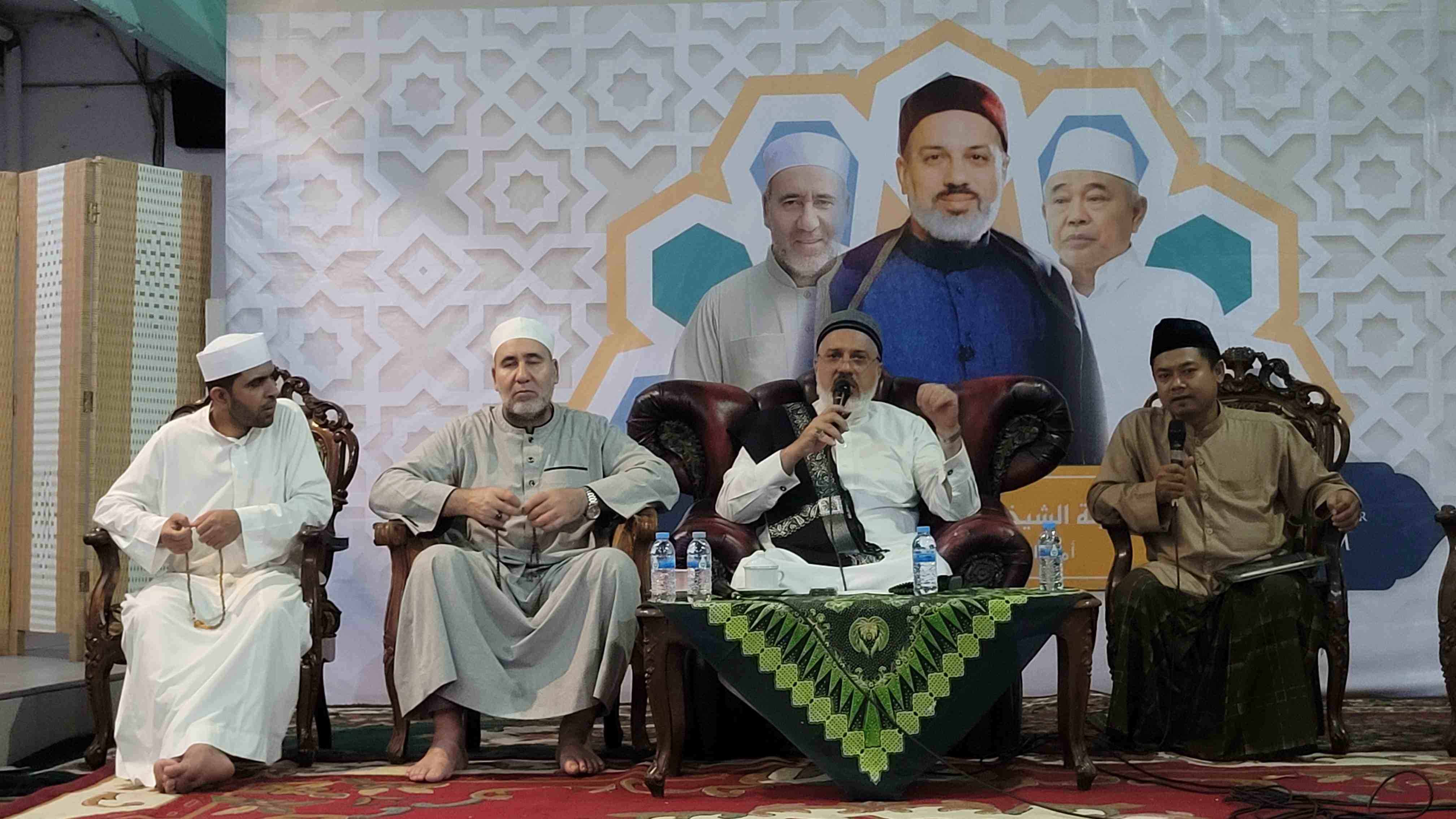 Prof Dr Ahmad Mamduh dan Syaikh Ahmad Muhammad Mabruk saat menyampaikan ceramah di depan ribuan santri Pondok Pesantren Amanatul Ummah di Jalan Siwalankerto Utara Surabaya, Jumat (26/12/2025). Foto: MMA/bangsaonline