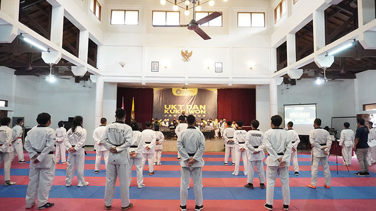 Suasana ketika Uji Kenaikan Tingkat DAN Kukkiwon Taekwondo Jatim di Roemah YWI Batu.