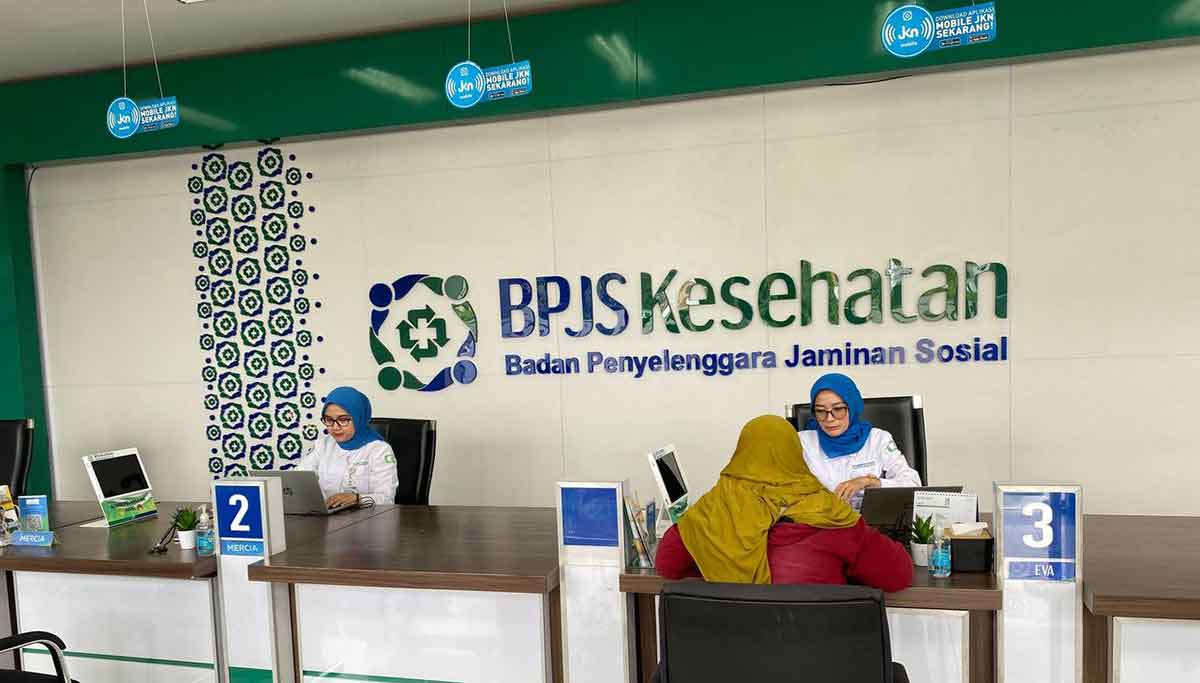 Petugas Kantor BPJS Kesehatan Cabang Kediri saat melayani peserta JKN. Foto: Ist
