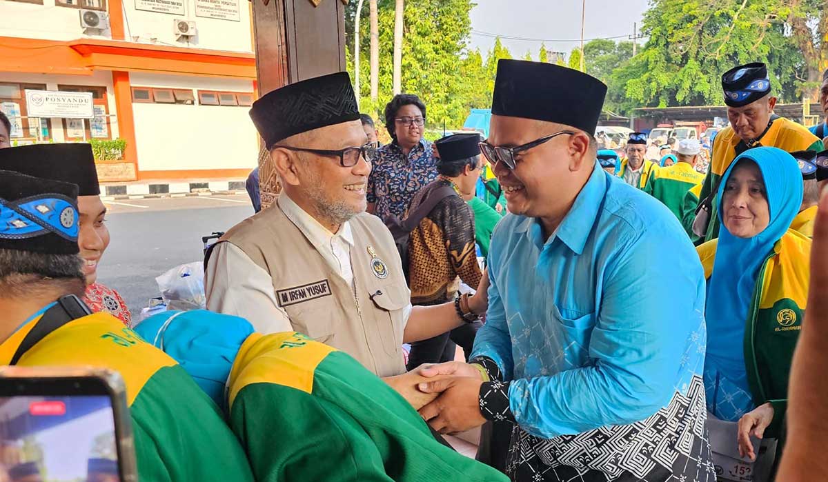 Menhaj Gus Irfan ketika menyambut kedatangan jemaah haji asal Kabupaten Mojokerto yang tergabung dalam Kloter 65. Foto: MCH 2026