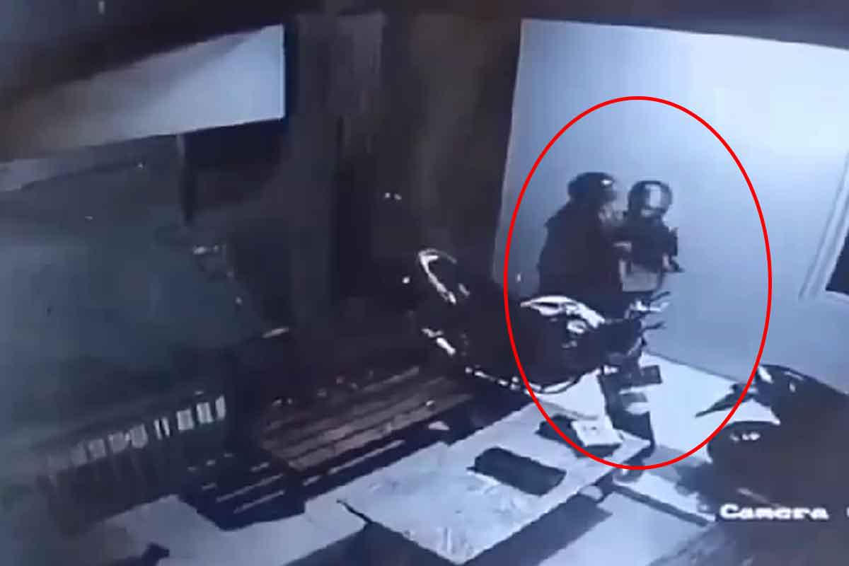 Tangkapan layar rekaman CCTV aksi pencurian motor di rumah kos Sedati Sidoarjo.