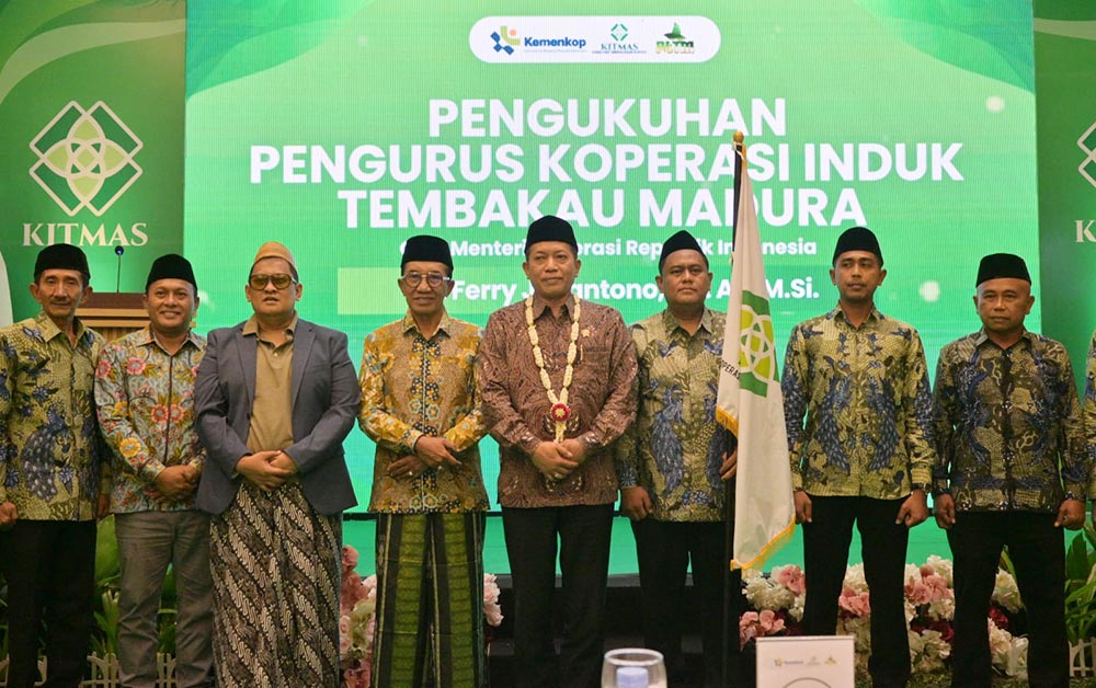 Menteri Koperasi RI Ferry Juliantono mengukuhkan pengurus Koperasi Induk Tembakau Madura Sejahtera (Kitmas) di Graha Bawang Mas, Pamekasan, 