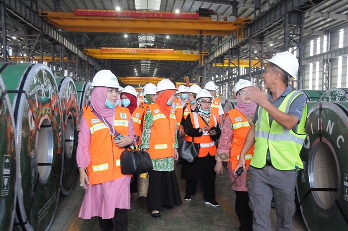 Prof Masruroh Mokhtar bersama Pimpinan Pusat Muslimat Nahdlatul Ulama (NU), melakukan kunjungan kerja ke IMIP. Foto: Ist