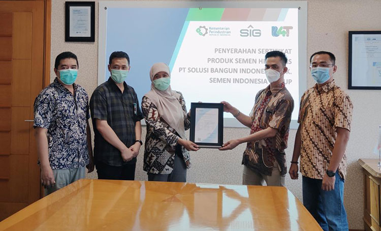 Penyerahan sertifikat Semen Hidraulis oleh Lembaga Sertifikasi Produk B4T kepada SIG. (foto: ist)