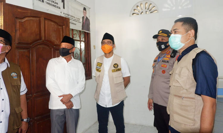 H. Syafiuddin Asmoro (kiri) saat menjelaskan tentang Posko Kampung Tangguh Covid-19 kepada Bupati Bangkalan Abdul Latif Imron Amin (tengah), Rabu (27/5).