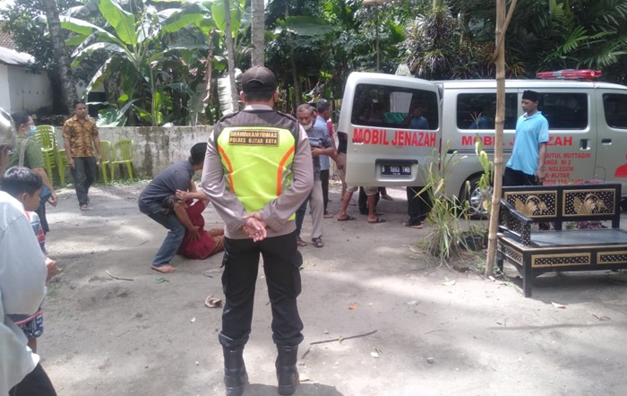 Kedatangan jenazah di rumah duka disambut tangis histeris keluarga korban.