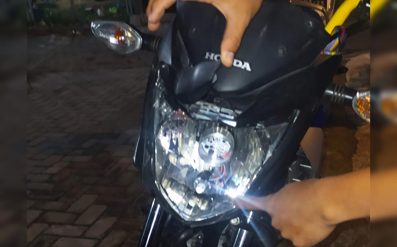 Kondisi motor milik Luky usai terlibat kecelakaan beruntun akibat putusnya rantai motor oknum anggota Satpol PP Banyuwangi.