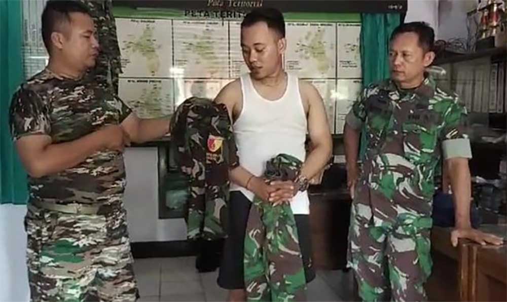Pelaku debt collector yang berpura-pura jadi anggota TNI saat dilucuti pakaiannya (dok. Ist)
