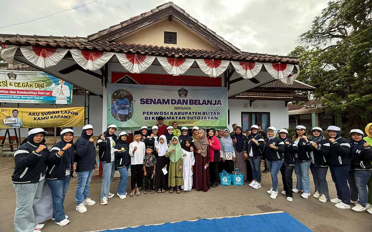 Ketua PERWOSI Blitar, Ariana Beky Herdihansyah yang juga Istri Wakil Bupati Blitar menggelar Senam, aksi sosial dan ajak masyarakat untuk berbelanja di pasar tradisional.


