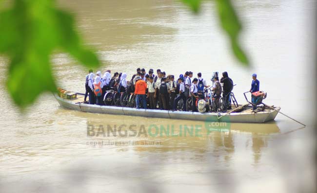 Perahu penyeberangan di sungai Bengawan Solo. foto: dok. BANGSAONLINE/ EKY NURHADI