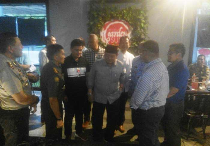GRAND OPENING: Bupati Sidoarjo saat meresmikan Garden Suki Resto di kawasan KNV Sidoarjo, Jumat (17/11) petang. foto: mustain/ BANGSAONLINE.com