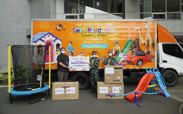 Toys Kingdom melalui Kawan Lama Foundation memberikan mainan edukatif kepada anak-anak yang tengah melakukan isolasi mandiri di Wisma Atlet, Kemayoran. (foto: ist)