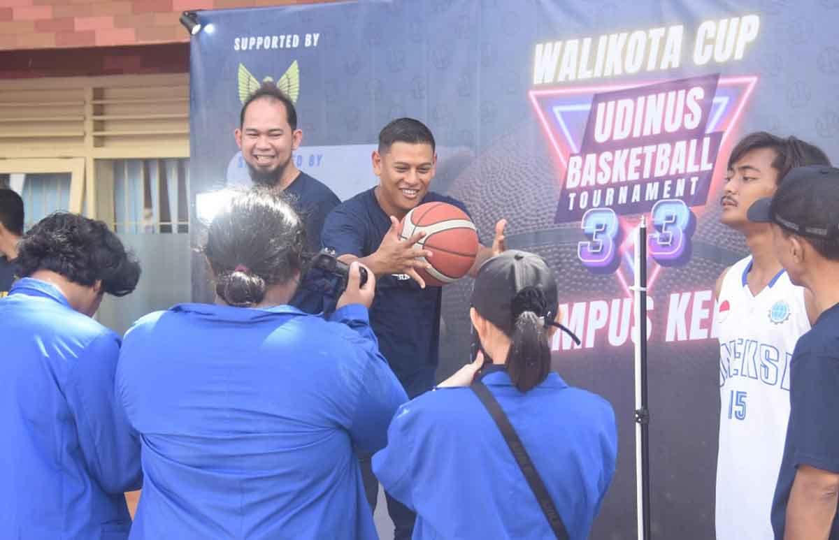 Wali Kota Kediri, Abdullah Abu Bakar (pegang bola basket), di acara Wali Kota Cup Udinus Basketball Tournament 3X3. Foto: Ist