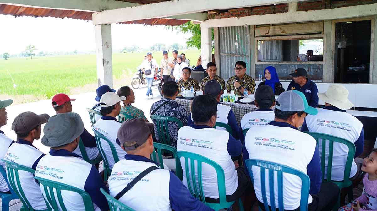 Direktur Utama Petrokimia Gresik, Daconi Khotob, saat bertemu petani. Foto: Ist