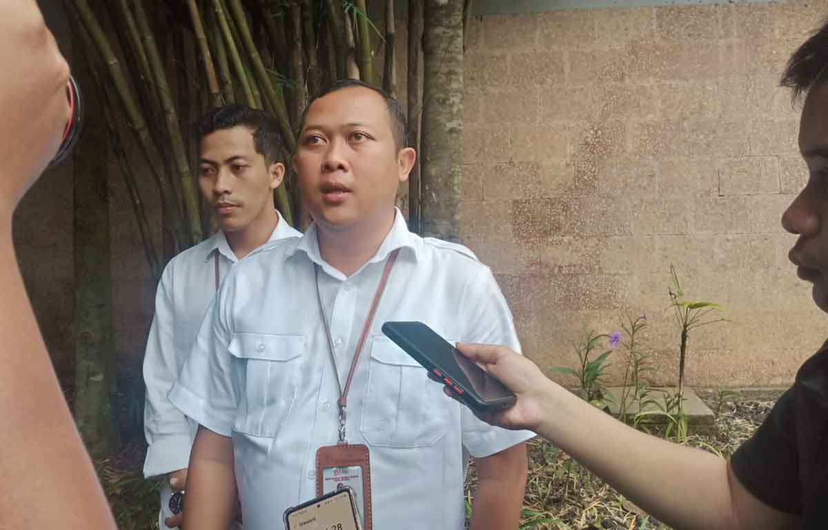 Ketua KONI Kabupaten Kediri, Dedi Kurniawan, saat memberi keterangan kepada wartawan. Foto: Ist