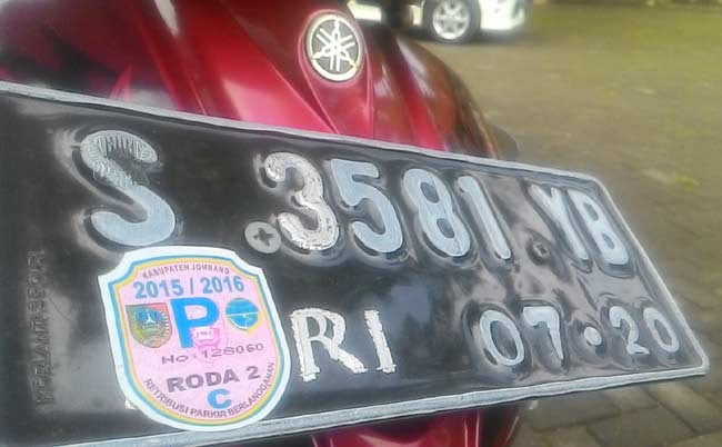 Stiker parkir berlangganan yang dikeluarkan oleh Dinas Perhubungan dan Pemerintah Kabupaten Jombang, foto: rony suhartomo/ BANGSAONLINE