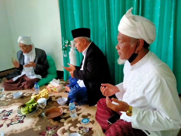 Tuan Guru Haji (TGH) Turmudzi Badaruddin (kiri), Prof Dr KH Asep Saifuddin Chalim, MA (tengah) dan Tuan Guru Haji (TGH) Ma’arif Makmun (kanan) di Pondok Pesantren Qomarul Huda Bagu Lombok Tengah NTB, Ahad (19/12/2021). Foto: MMA/ BANGSAONLINE.com