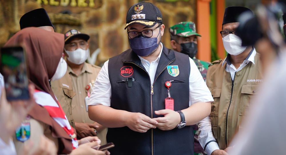 Bupati Kediri, Hanindhito Himawan Pramana, saat memantau vaksinasi massal di MAN 2. Foto: Ist