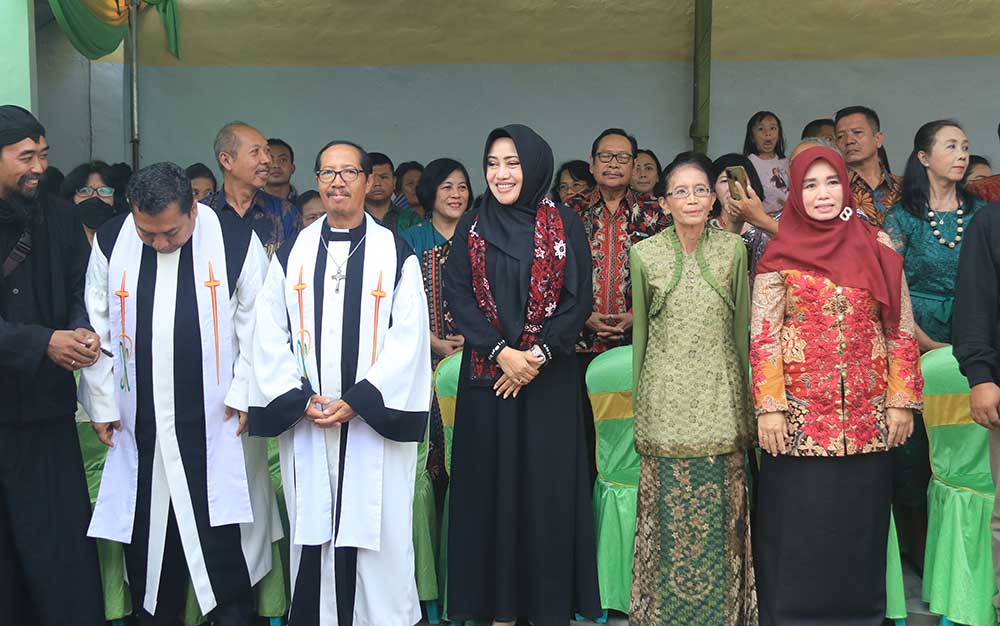 Didampingi jajaran lintas agama, Bupati Ikfina meresmikan gereja di Desa Sidoharjo, Kecamatan Gedeg, Ahad (9/6/2024). 