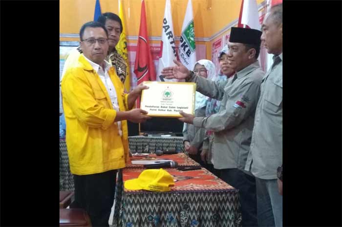 Ketua DPD Partai Golkar Pacitan, Effendi Budi Wirawan saat menyampaikan berkas bacaleg ke KPU.
