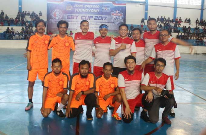 Tim EBY dan Tim wartawan Pacitan foto bersama saat gelar turnamen futsal antar pelajar di GOR Pacitan. 
