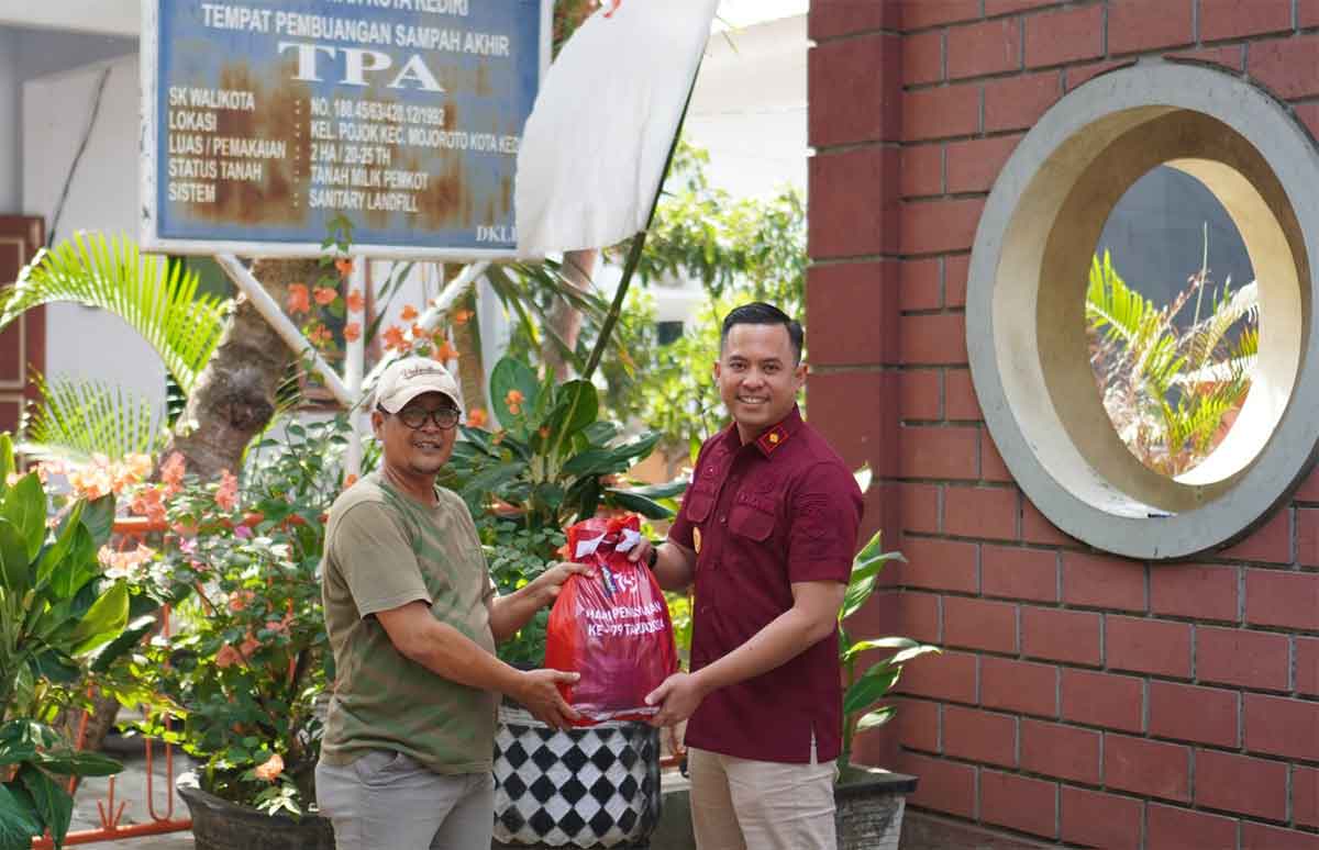 Kepala Kantor Imigrasi Kelas II Non TPI Kediri, Widhi Mosakajaya Arradiko, saat menyerahkan bantuan kepada salah satu warga. Foto: Ist