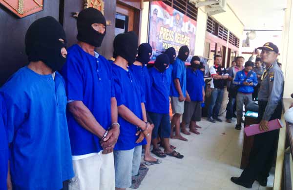 Dua belas pejudi saat dirilis di depan ruang Satreskim Polres Bojonegoro. Foto: Eky Nurhadi/BANGSAONLINE