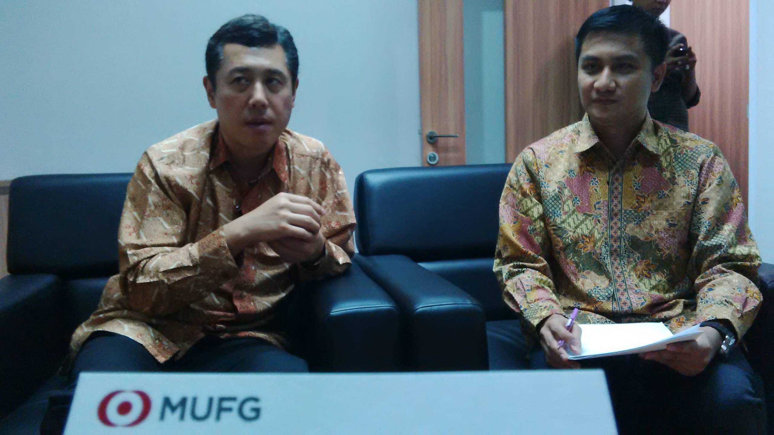 
Presiden Direktur PT Mitsubishi UFJ Lease and Finance Indonesia Mr Tsutomu Kugasa (kiri) dan Branch Manager PT Mitsubishi UFJ Lease and Finance Indonesia Surabaya-Jatim, Benaya Kahulta Siregar (kanan). foto : nisa/bangsaonline
