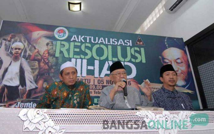 KH Salahuddin Wahid (Gus Solah), Pengasuh Ponpes Tebuireng Jombang (tengah), KH Imam Mawardi (kanan), KH Miftahurrohman (kiri) saat konferensi pers pelaksanaan rapat akbar aktualisasi resolusi jihad, Sabtu (30/10) lalu. foto: RONY S/ BANGSAONLINE