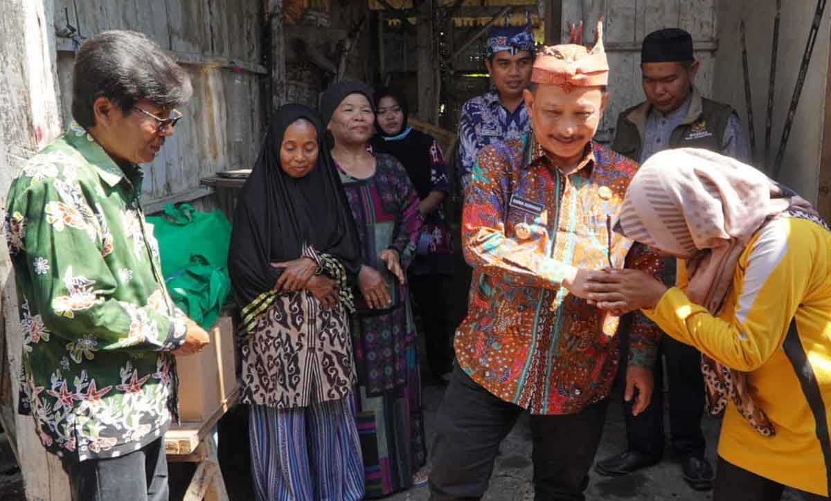 Bupati Situbondo, Karna Suswandi, saat mengunjungi dan memberikan bantuan untuk korban kebakaran di Desa Tenggir, Kecamatan Panji.