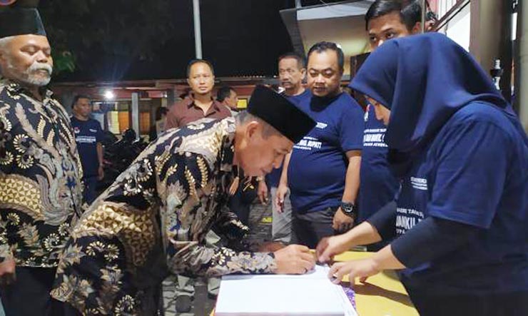 Pasangan cabup Awaludin Djamin dan cawabup Asiruddin saat mendaftar di kantor KPU Jember.