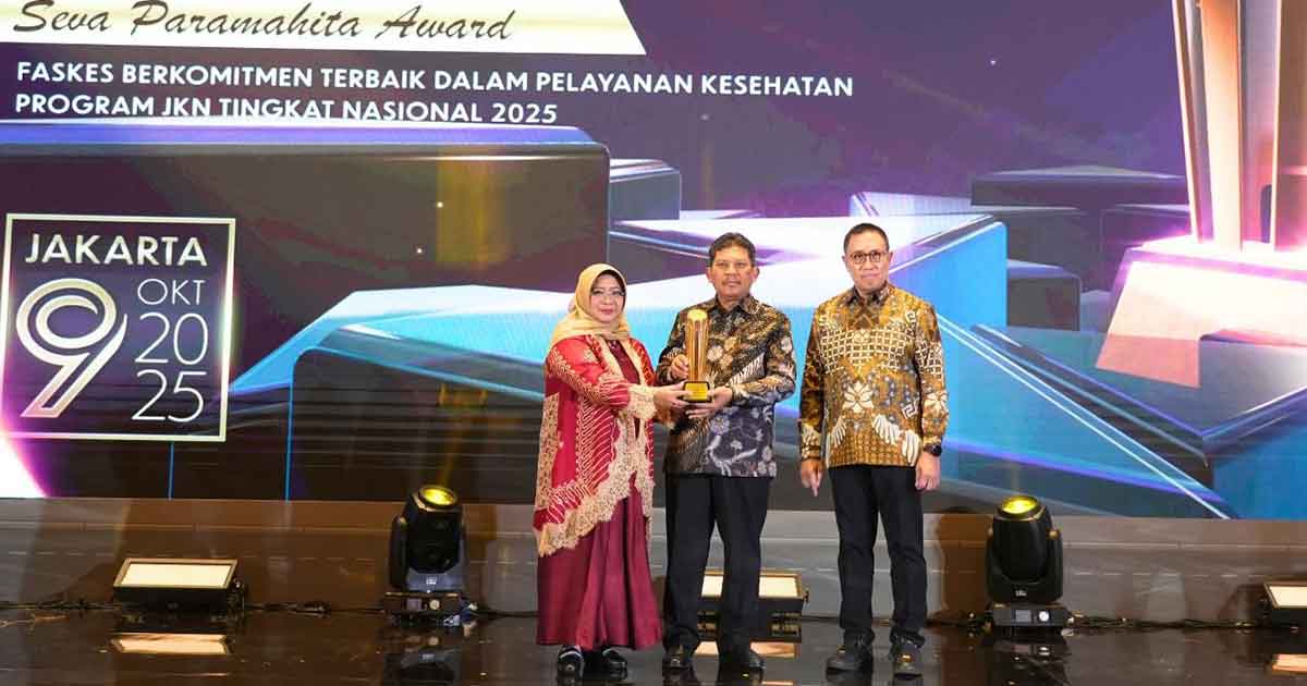 dr. Vitis, pemilik dan pengelola Klinik Dokter Vitis saat menerima penghargaan Faskes Berkomitmen. Foto: Ist