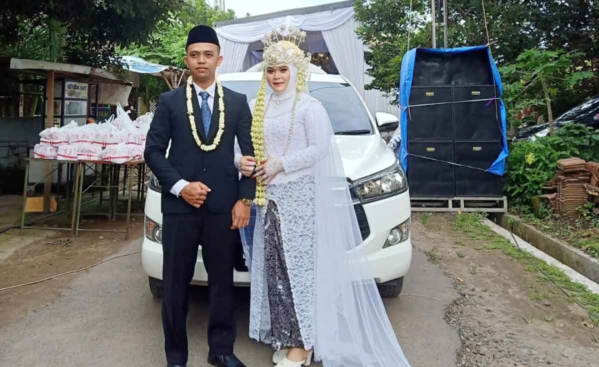 Kedua mempelai saat menggunakan layanan mobil mewah secara gratis dari Gus Barra.