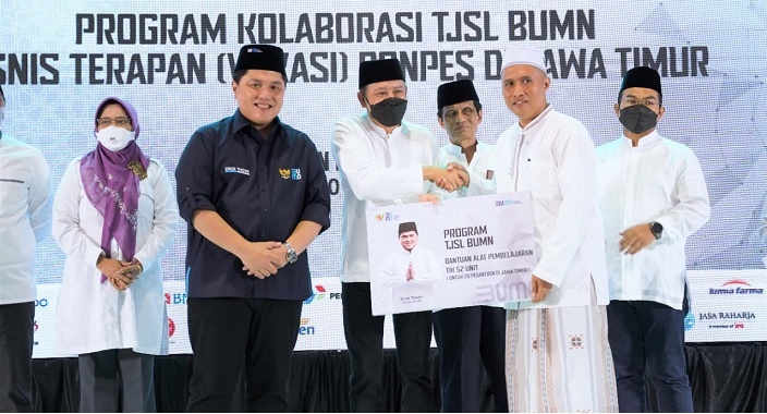 Direktur SDM dan Umum SIG Agung Wiharto bersama Menteri BUMN  Erick Thohir simbolis menyerahkan bantuan alat pembelajaran kepada ustadz M. Zaenal Arifin di Pondok Pesantren Qomaruddin, Kecamatan Bungah, Gresik. foto: ist.