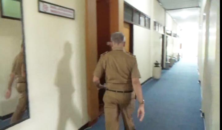 Kepala Dinas Lingkungan Hidup (DLH) Bangkalan Hadari menghindar saat dimintai pernyataan terkait menumpuknya sampah di Bangkalan.