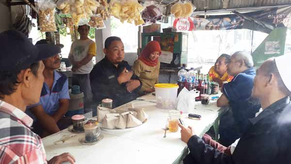Moch Imron dan Gus Wahib Wahab saat mensosialisasikan LGBT di warung-warung. foto: yudi eko purnomo/ BANGSAONLINE